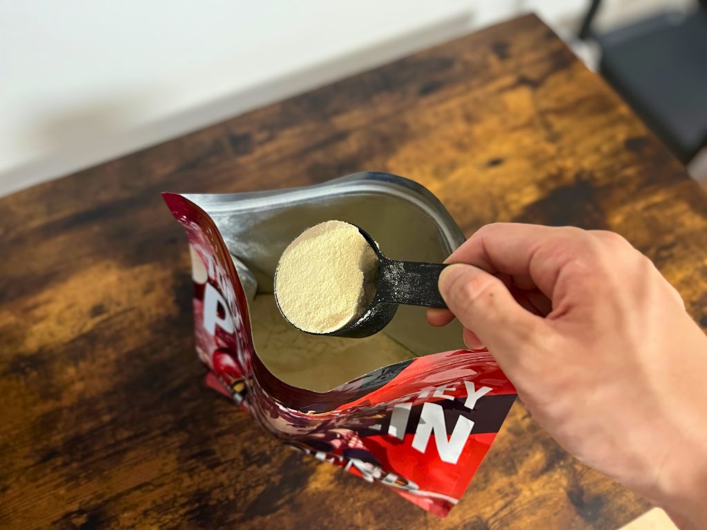 パッケージからスプーンでパウダーをすくっている様子