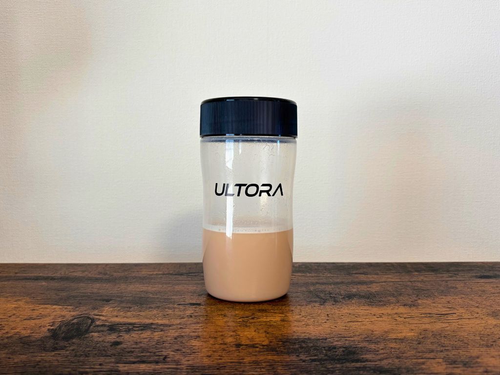 ULTORA ビューティープロテイン ミックスベリーが入ったプロテインシェイカー